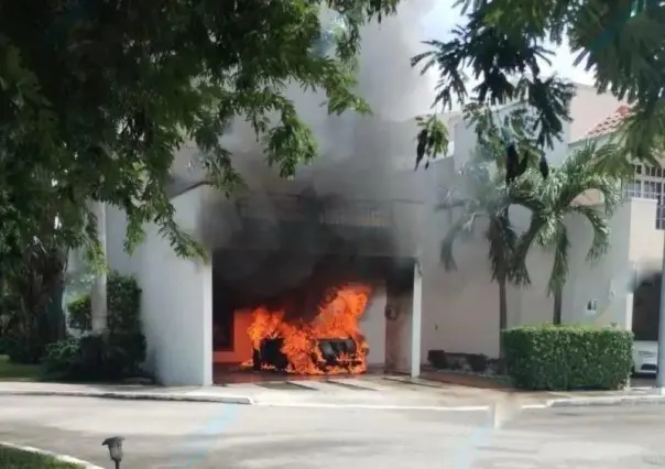 Vehículo en llamas en el Fracc.Gran Santa Fe de Mérida