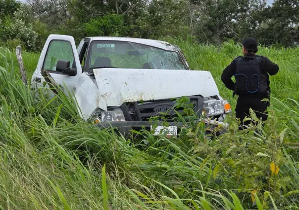 Guardia Estatal auxilia a viajero tras derrape y volcadura en Aldama