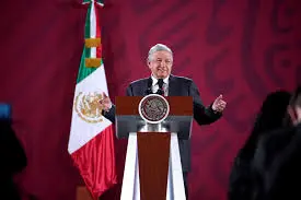 López Obrador rechaza que su nombre se inscriba en letras de oro