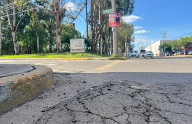 La recién pavimentada calle de la discordia ya presenta daños