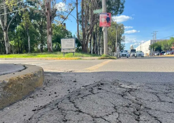 La recién pavimentada calle de la discordia ya presenta daños