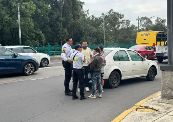Borrachos se quedan dormidos en Paseo de la Reforma abordo de su vehículo