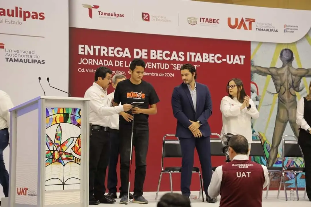 Conoce a Juan Carlos, alumno con discapacidad visual de la UAT