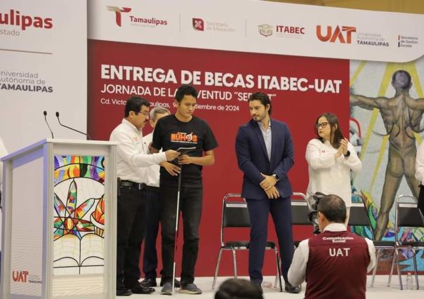 Conoce a Juan Carlos, alumno con discapacidad visual de la UAT