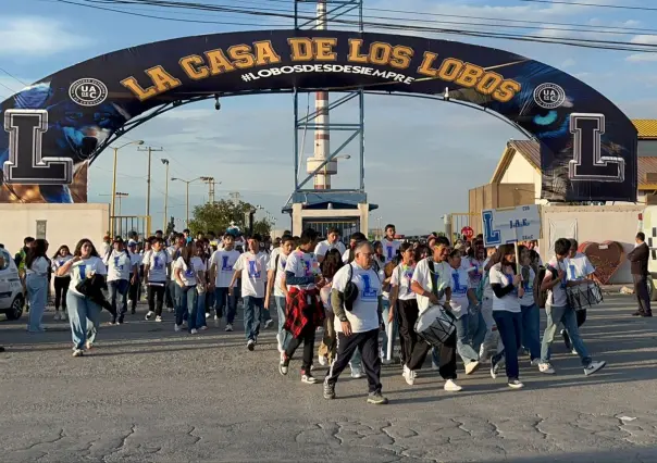 Los nuevos Lobos de la UAdeC desfilan por las calles de Saltillo