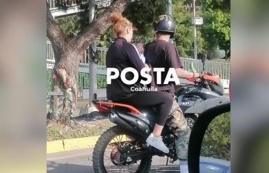 Captan a motociclista en Saltillo circulando con mujer y bebé sin protección