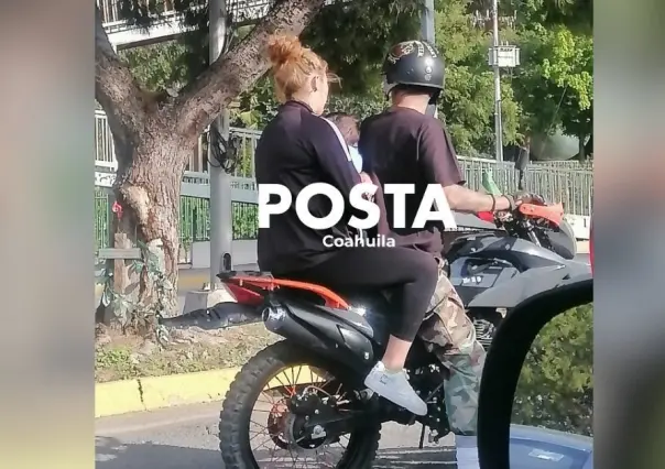 Captan a motociclista en Saltillo circulando con mujer y bebé sin protección