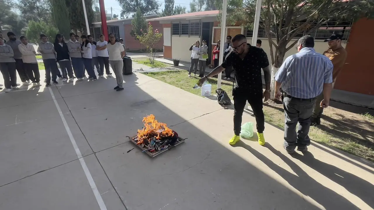 Destruyen y queman artículos decomisados en escuela secundaria de Durango