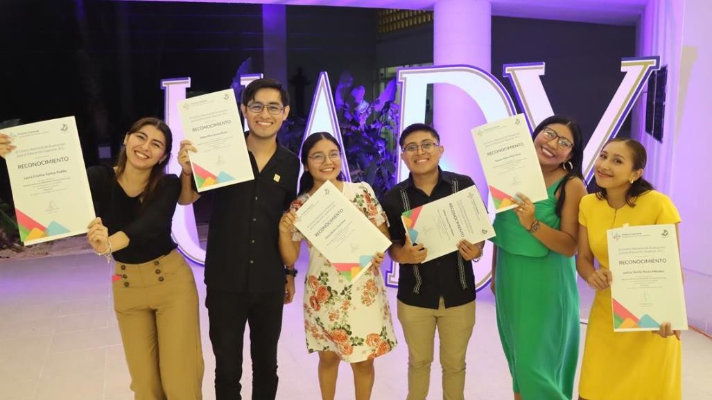 Estudiantes de la Uady reciben el premio CENEVAL al Desempeño de Excelencia