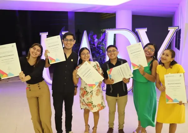 Estudiantes de la Uady reciben el premio CENEVAL al Desempeño de Excelencia