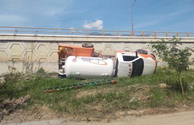 Vuelca pipa de gas en Santiago, Nuevo León
