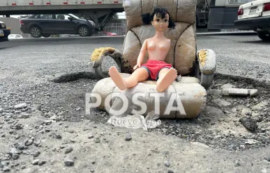 Aparece muñeca cuida baches en Nuevo León