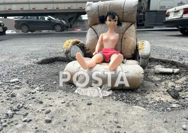 Aparece muñeca cuida baches en Nuevo León