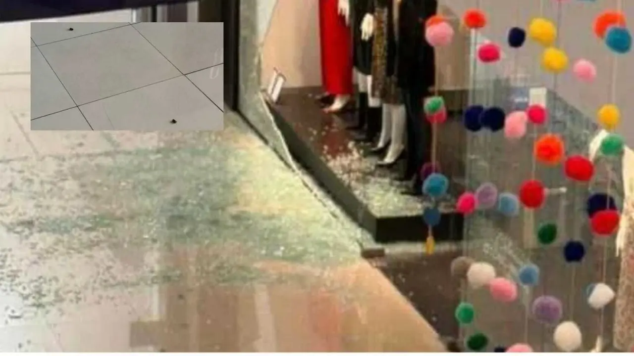 Los balazos solo causaron daños en los cristales de una tienda. Foto: FB Alonso Herrera Trejo