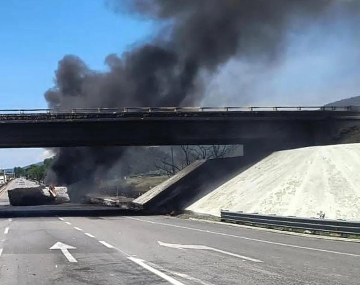 La explosión y volcadura de la pipa dejó tres heridos y un muerto. Foto: Informador.