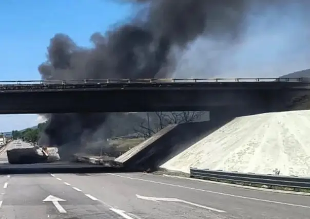 Volcadura y explosión de pipa deja un muerto en Jalisco