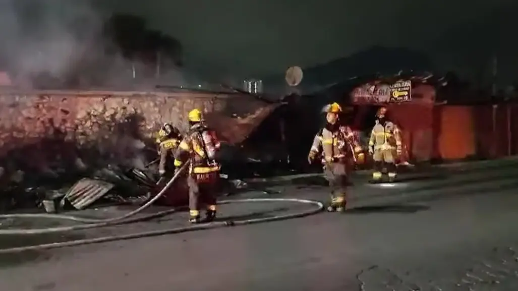 Incendio consume dos tejabanes en Monterrey