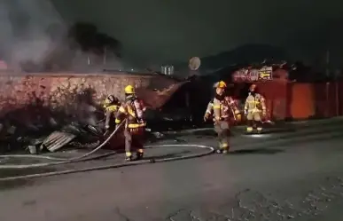 Incendio consume dos tejabanes en Monterrey