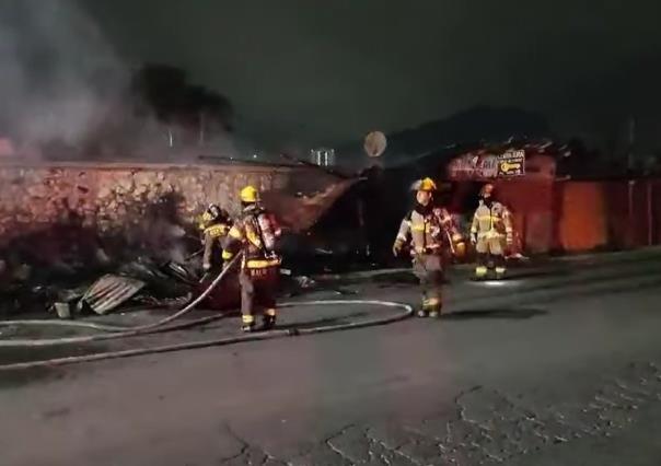 Incendio consume dos tejabanes en Monterrey