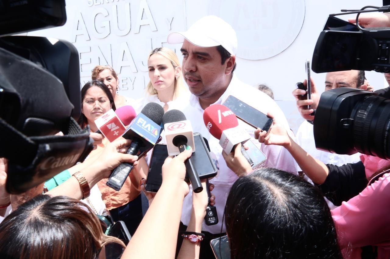 Jesús Nava anunciando el programa Borrón y Cuenta Nueva. Foto: Municipio de Santa Catarina.