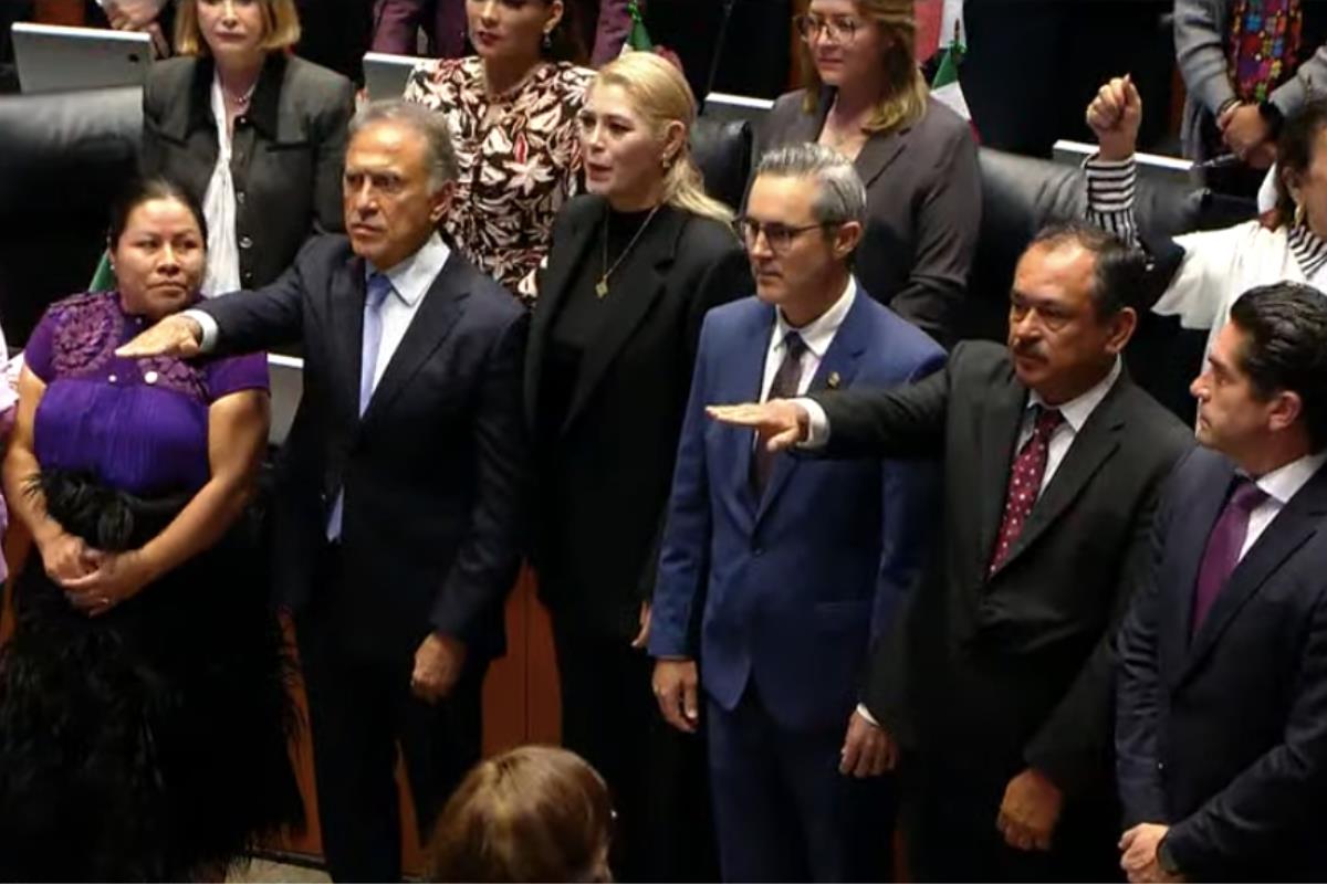 Luis Mario Baeza Cano y Miguel Ángel Yunes Linares durante su toma de protesta. Captura de pantalla / YouTube
