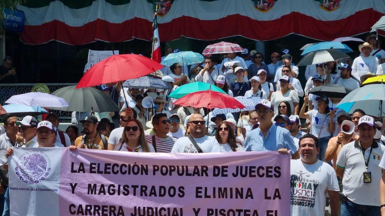 Los manifestantes se reunieron en punto de las 11 de la mañana a las afueras del Congreso de Tabasco. Foto: Armando de la Rosa.