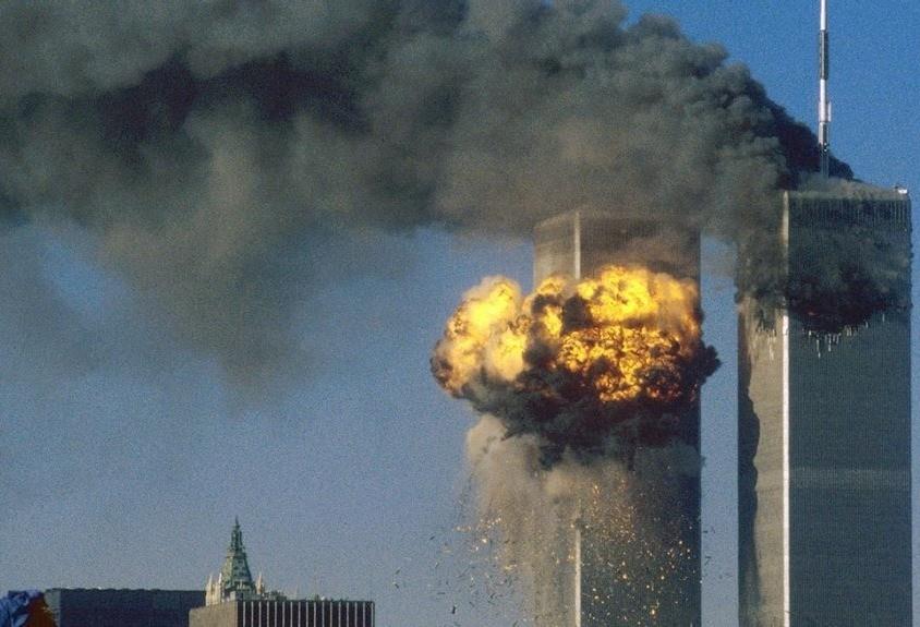 Momento en que uno de los aviones se estrella contra las torres gemelas. Foto: AARP.