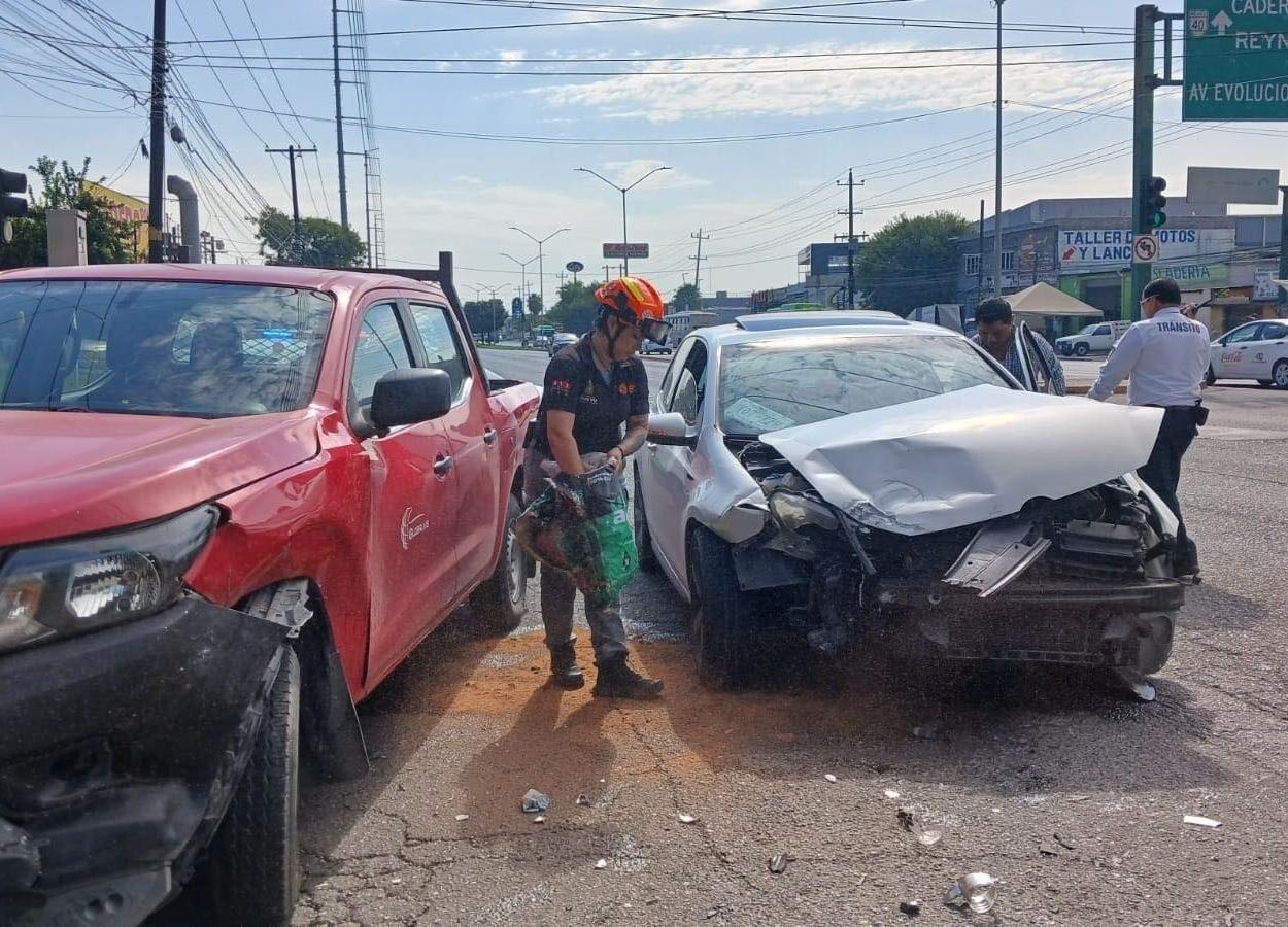 Momento en que los autos se accidentan en la colonia Tacubaya. Foto: Protección Civil de Nuevo León.