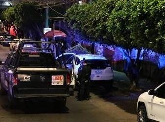 Patrullas de la policía de Cuernavaca, cubriendo la zona donde Arroyo fue atacado. Foto: El Sol de Cuernavaca.