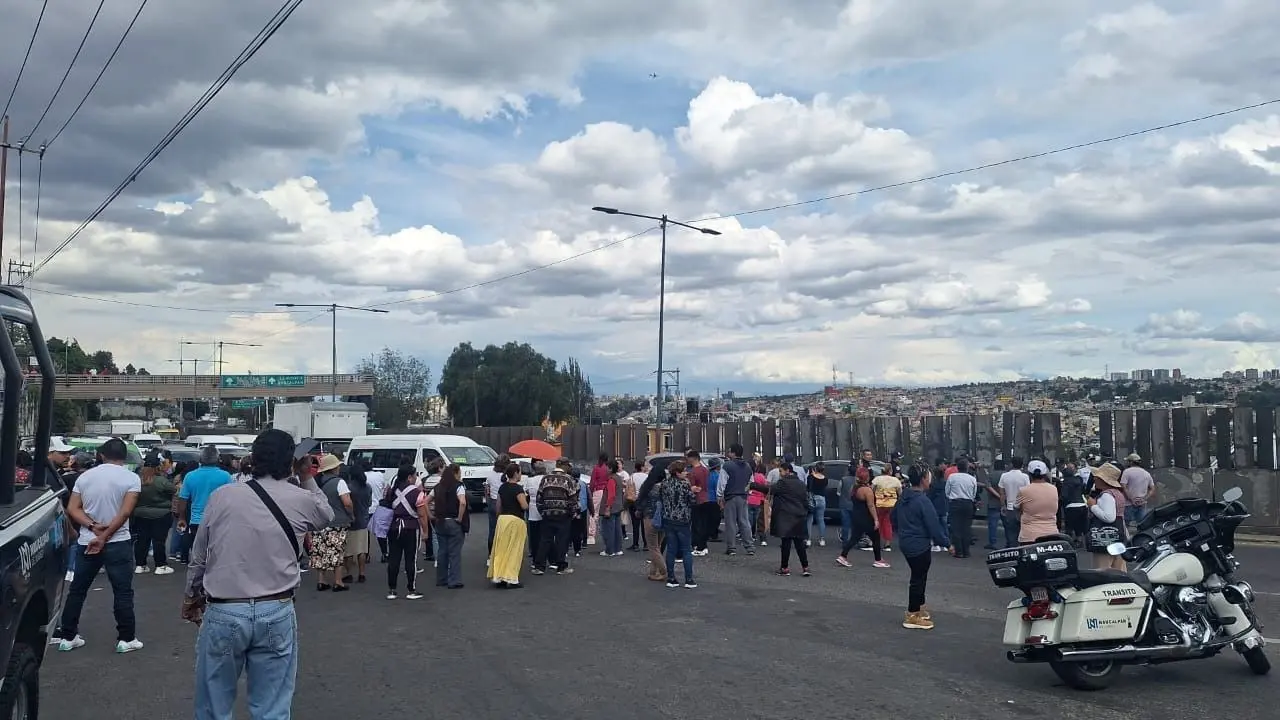 Los vecinos inconformes advirtieron que no retirarán el bloqueo hasta que las autoridades resuelvan la falta de agua. Foto: Cortesía