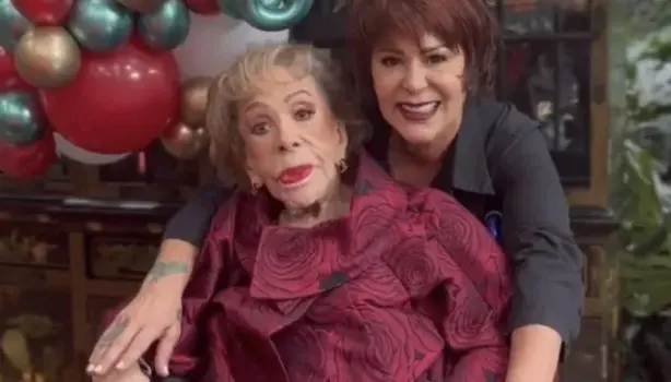 Silvia Pinal acompañada de su hija la cantante Alejandra Guzmán en este festejo por sus 94 años de vida. Foto. Instagram @laguzman