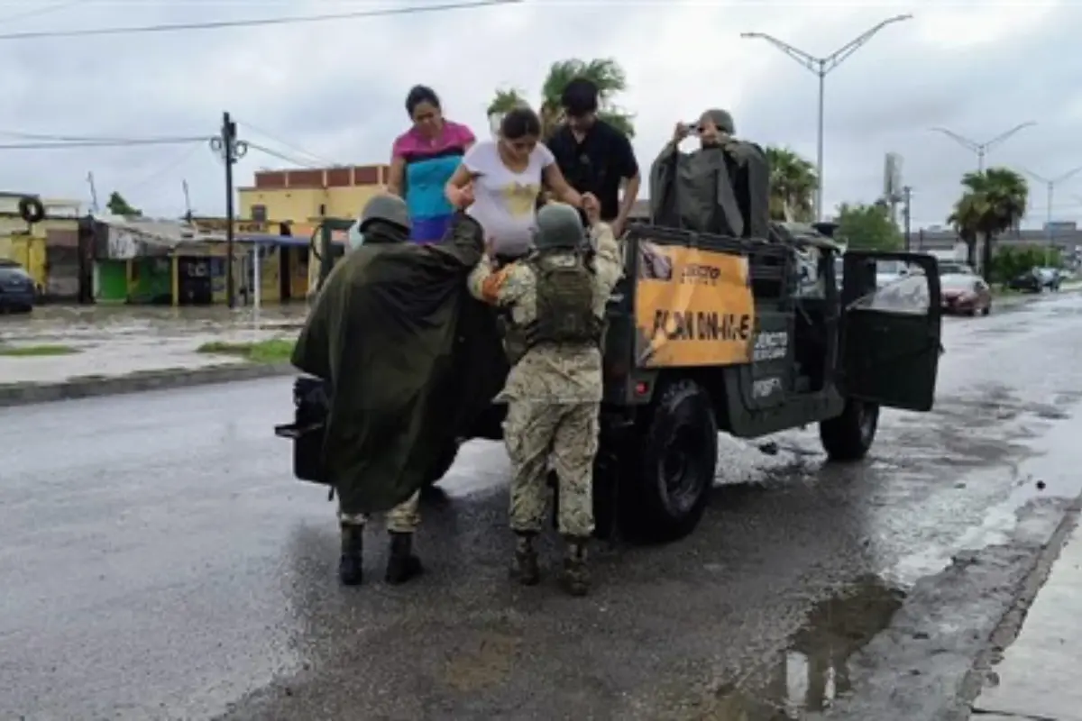 Elementos del Ejército Mexicano auxilian a una mujer embarazada en Matamoros. Foto: Carlos García