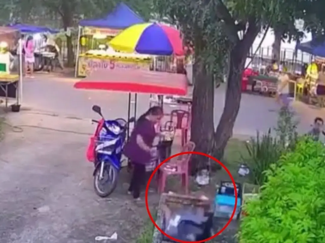Momento en que la mujer cayó a la coladera tras conversar con su amiga. Foto: X @lamanoconpelos1
