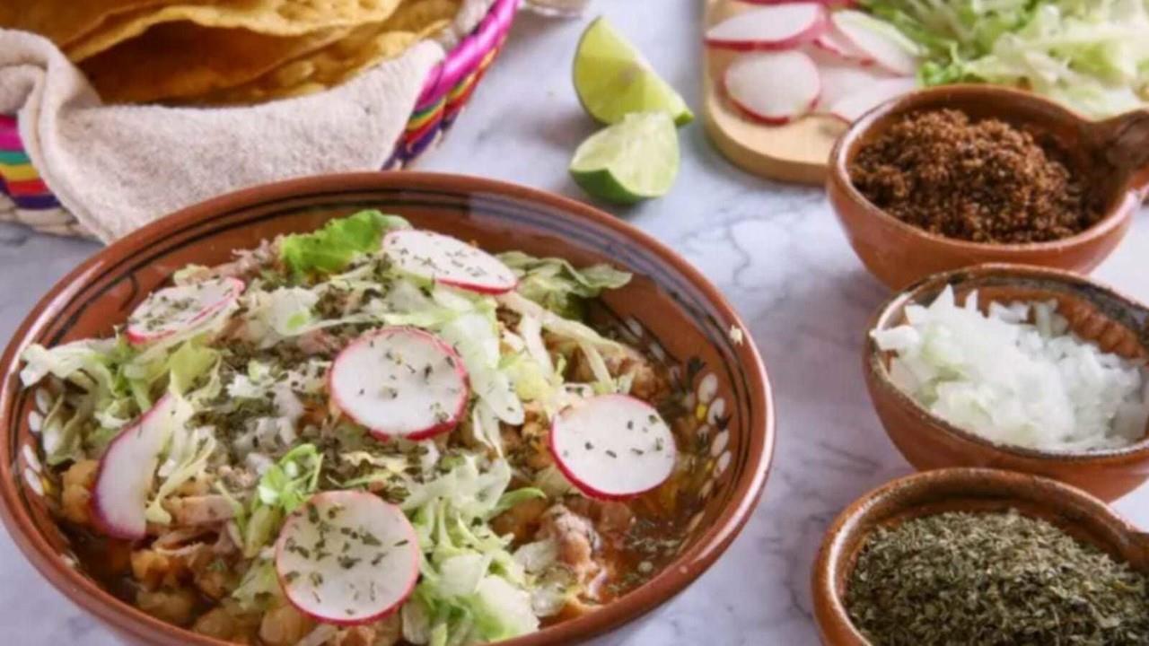 Un tazón mediano con lechuga, rábano, cebolla y limón es el mejor plato para las fiestas patrias. Foto: Didi Food