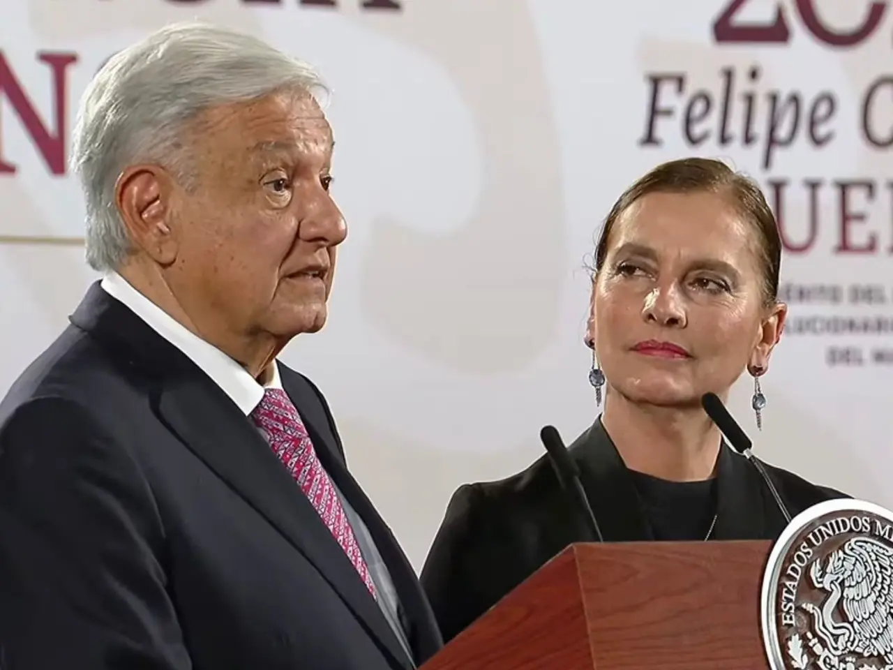 AMLO, Beatriz Gutiérrez Müller en conferencia matutina. Foto: Captura de pantalla