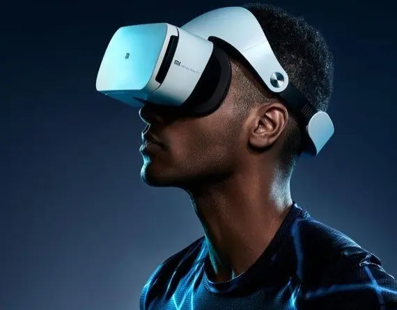 Una persona con los lentes de realidad virtual. Foto: Canva.