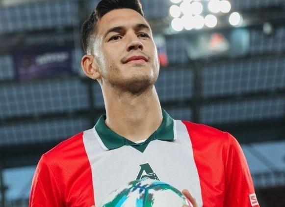 César Montes en su bienvenida al club ruso. Foto: X @desmarqueinter.