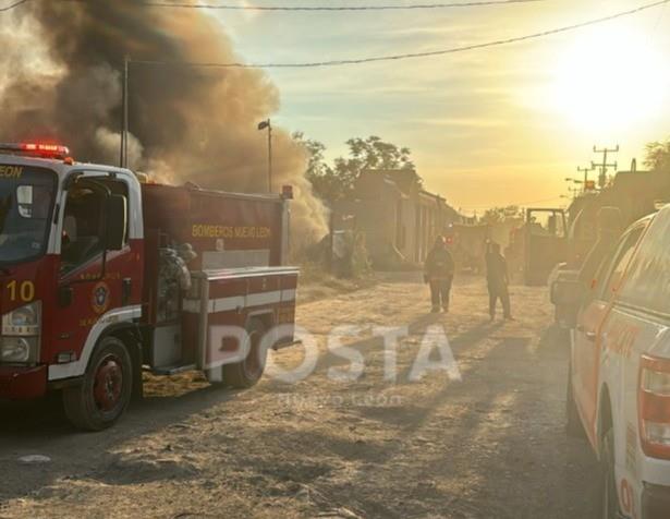 Bomberos y elementos de Protección Civil en la zona donde ocurre el incendio. Foto: Brenda Reza.