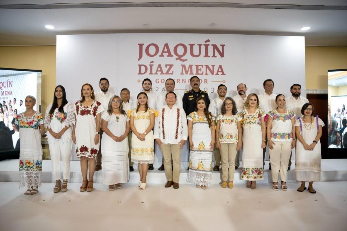 Joaquín Díaz Mena junto a los integrantes de su gabinete Foto: X(Twitter) @huachodiazmena