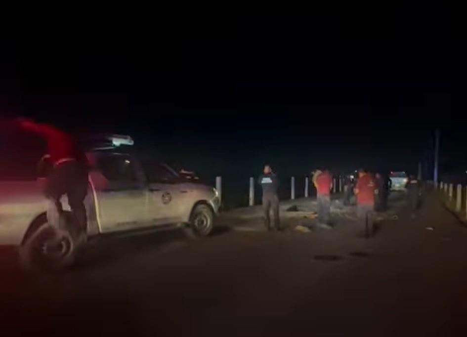 Autoridades de Protección Civil llevando a cabo el rescate de la joven. Foto: Facebook AL DÍA N.L.
