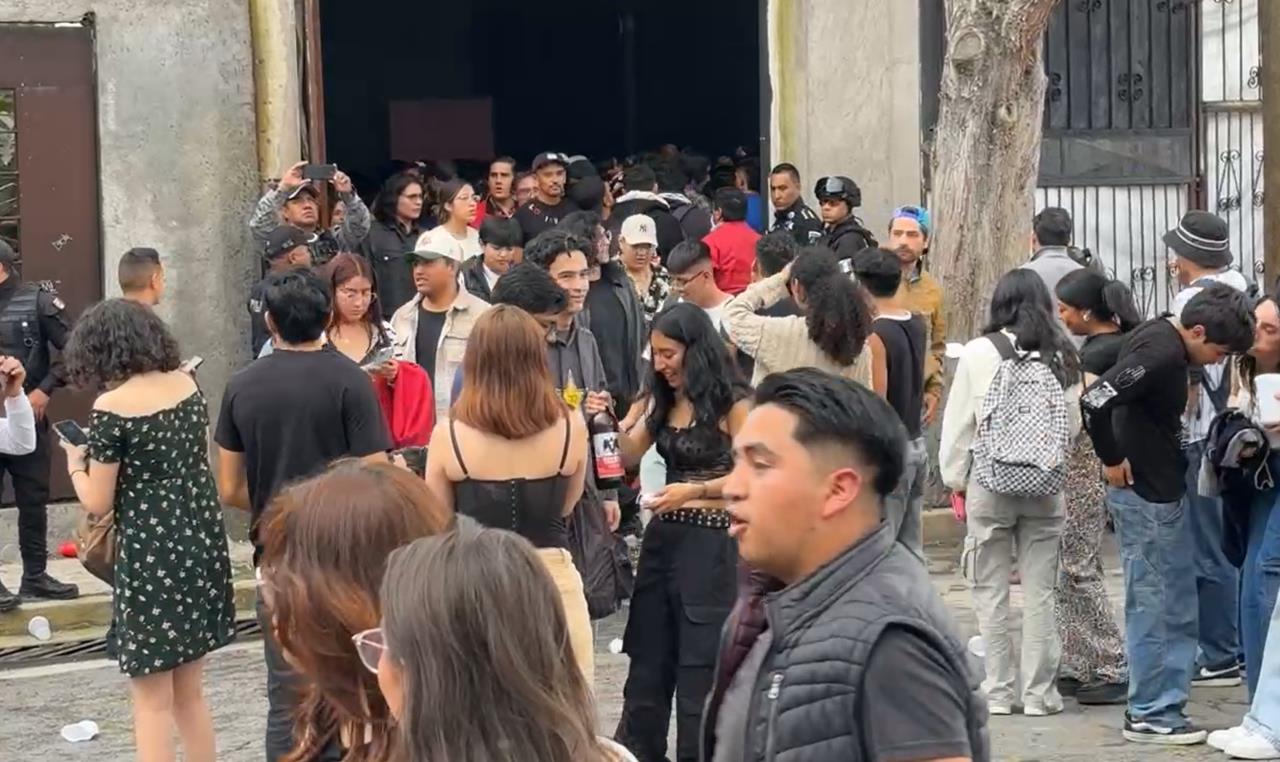 Algunos de los asistentes a la megafiesta clandestina salieron con cerveza en mano. Foto: Captura de pantalla FB El Informante Edo Mex