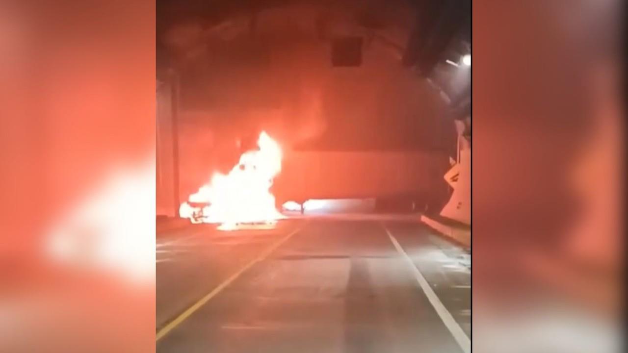 Incendio de un tráiler, incidente del cierre de la Supercarretera. Foto: Especial.