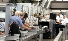 Multas de 200 dólares en el aeropuerto de Cancún: ¿un golpe al turismo?