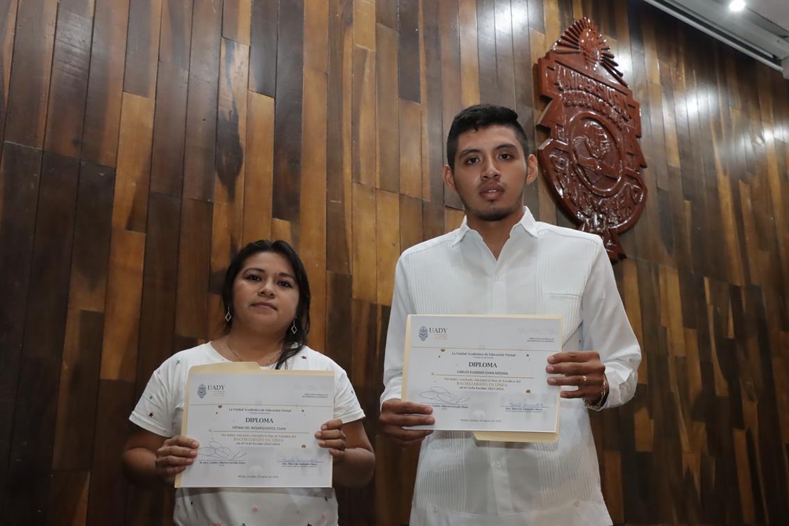 Dos alumnos fueron reconocidos por la Uady y la Segey por concluir sus estudios de bachillerato en el programa de Aulas Virtuales.- Foto de la Uady