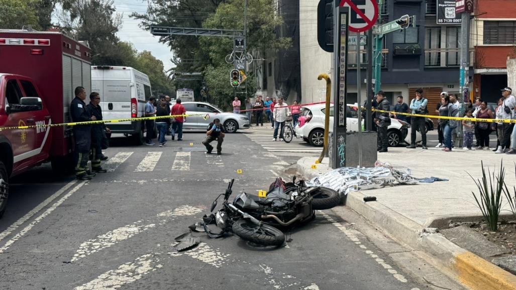 Muere motociclista tras chocar contra taxista en la Cuauhtémoc