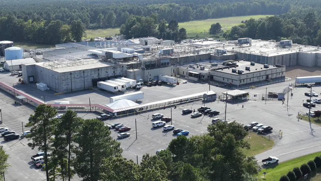 Esta toma aérea muestra la planta de la empresa Boars Head que fue vinculada a un brote letal de listeria, el jueves 29 de agosto de 2024, en Jarratt, Virginia. (AP Foto/Steve Helber)