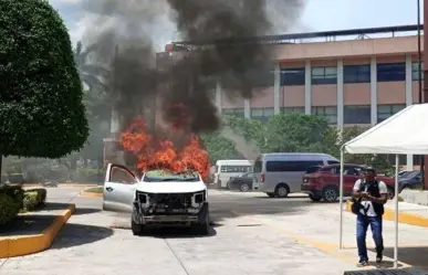 Protestan estudiantes de Ayotzinapa en Congreso de Guerrero