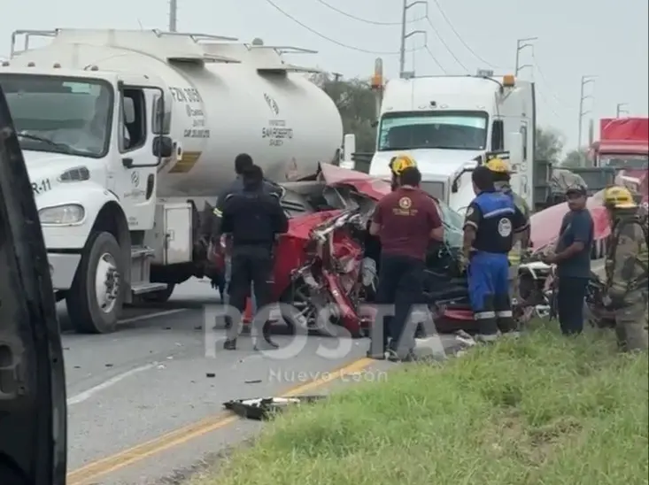 Pierde brazo tras estrellar su auto contra tráiler en Escobedo