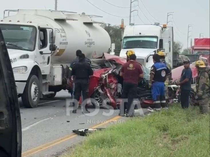 Rescatistas de Protección Civil de Escobedo atendiendo al conductor herido. Foto: Brenda Reza.