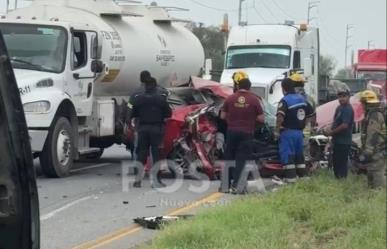 Pierde brazo tras estrellar su auto contra tráiler en Escobedo